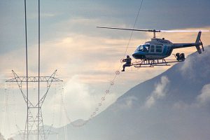helicóptero arreglando líneas eléctricas