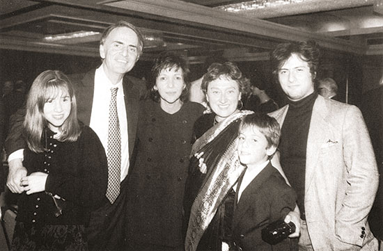 Carl Sagan acompanyat per membres de la seua família durant el simposi en el seu honor. 