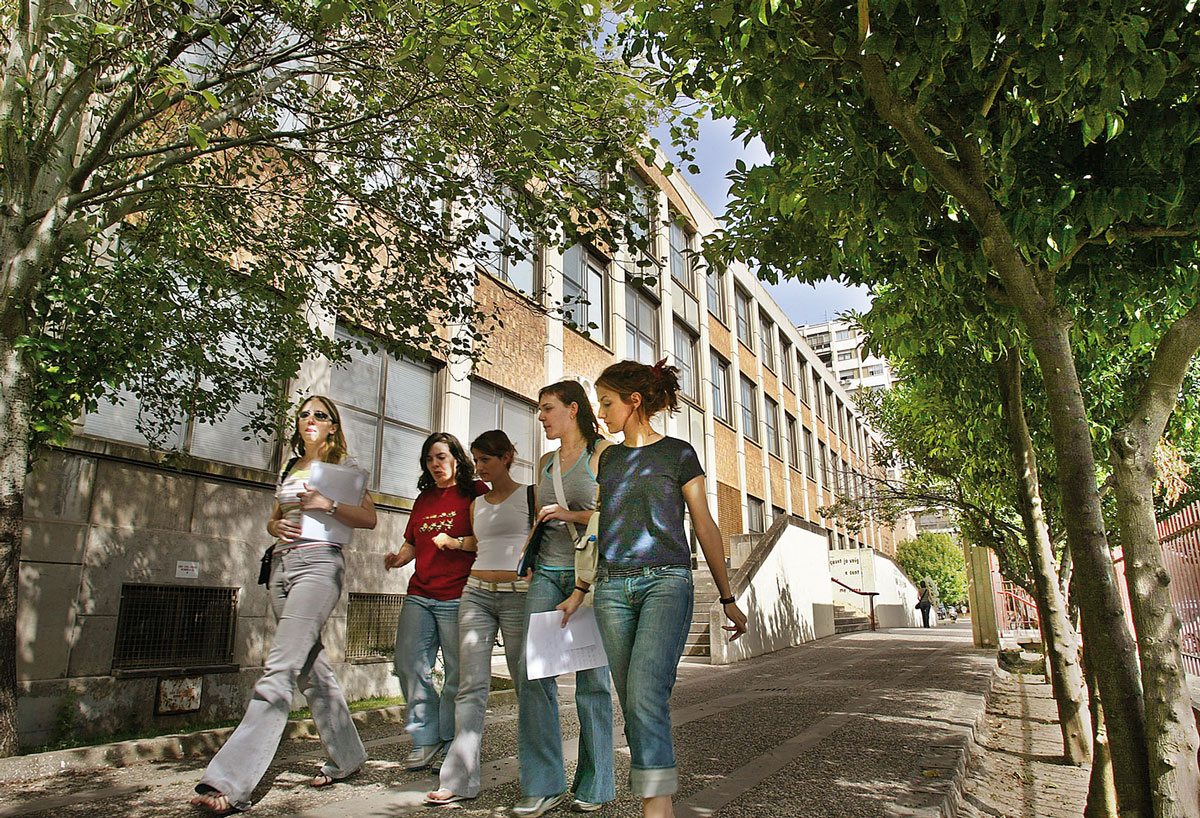 Estudiantes frente a la Faculdad de Magisterio de la Universidad de Valencia