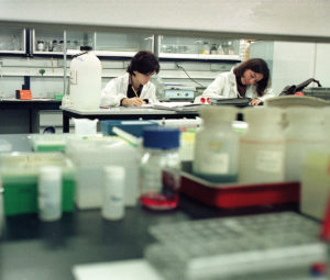 Mujeres en un laboratorio de farmacia