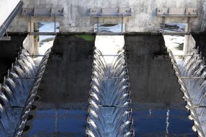 Agua en curso de depuración y regeneración de aguas residuales de El Baix Llobregat.
