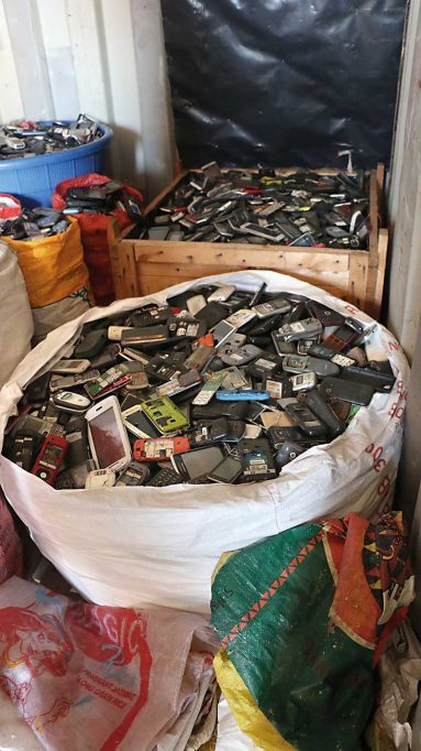 Teléfons móviles en Ghana seleccionados para su reciclaje