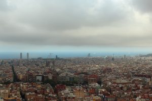 Nubes y contaminación atmosférica sobre Barcelona