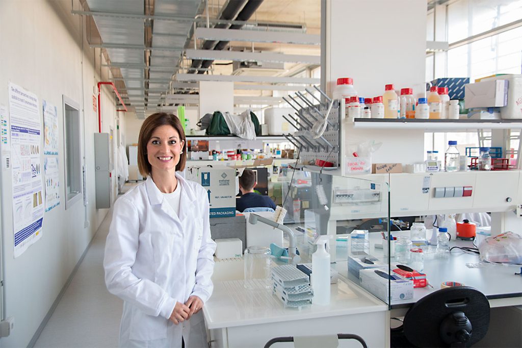 Pilar Domingo Calap en el laboratorio