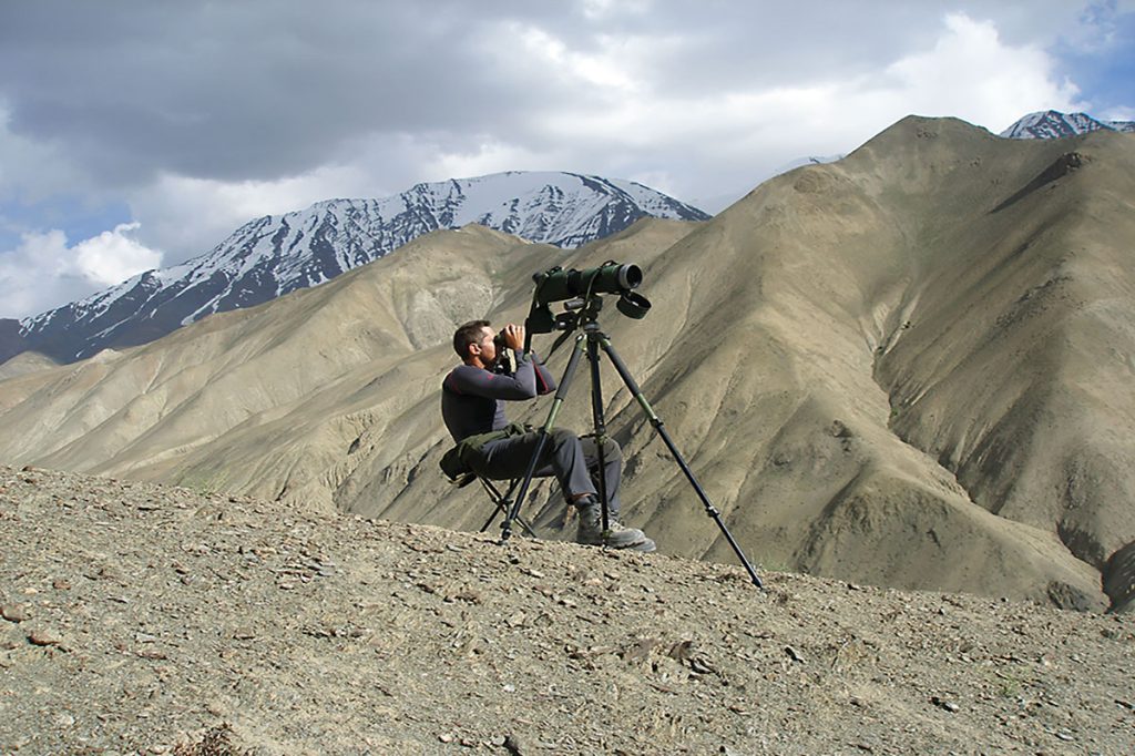 Observación en el Himalaya indio con prismáticos, imprescindibles, junto con los telescopios, en la búsqueda de fauna del desierto