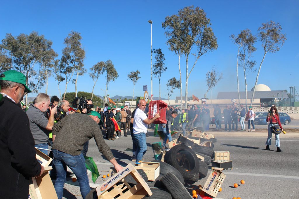 Barricada del sector agrari a les protestes valencianes