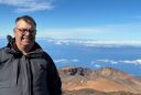El científic del CSIC Joan Martí posa amb un dels volcans del seu estudi.