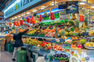 Mujer comprando fruta en el Mercat de la Concepció, en Barcelona.