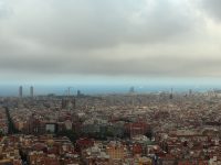 Nubes y contaminación atmosférica sobre Barcelona