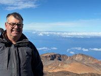 El científic del CSIC Joan Martí posa amb un dels volcans del seu estudi.