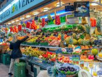 Mujer comprando fruta en el Mercat de la Concepció, en Barcelona.